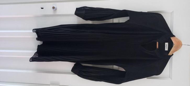 Stijlvolle, feestelijke plisse jurk van Modstrom, Kleding | Dames, Jurken, Nieuw, Maat 38/40 (M), Zwart, Knielengte, Ophalen of Verzenden