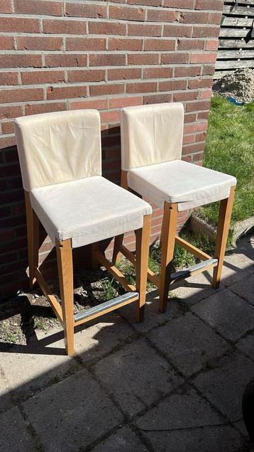 2 Ikea bergmund barkrukken wit/beige beschikbaar voor biedingen