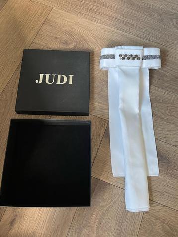 JUDI plastron swarovski beschikbaar voor biedingen