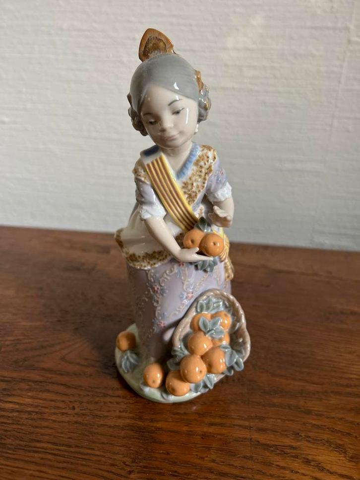 Lladro Meisje met Sinaasappels, Verzamelen, Beelden en Beeldjes, Zo goed als nieuw, Mens, Ophalen of Verzenden