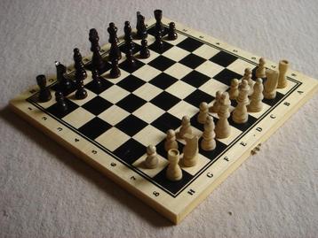LEUK: Houten SCHAAKspel in kist (incl. Dammen + Backgammon) beschikbaar voor biedingen