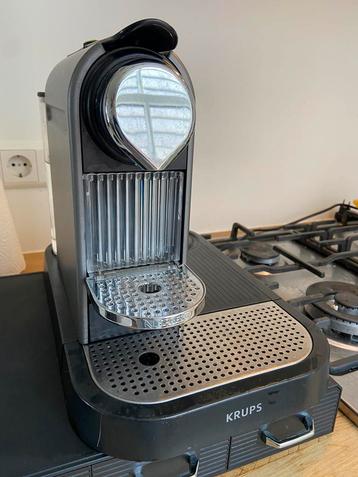 Nepresso krups koffiemachine met melkopschuimer (LEKT WATER)