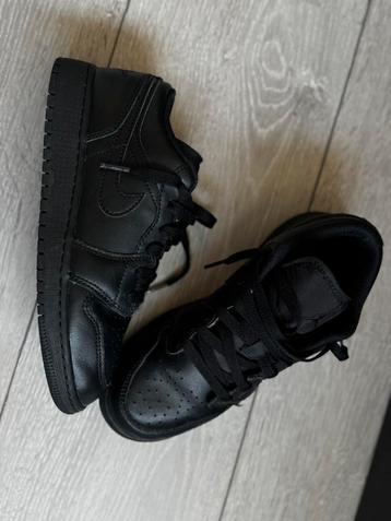 Nike Air Jordan 1Low Triple black 2022 beschikbaar voor biedingen