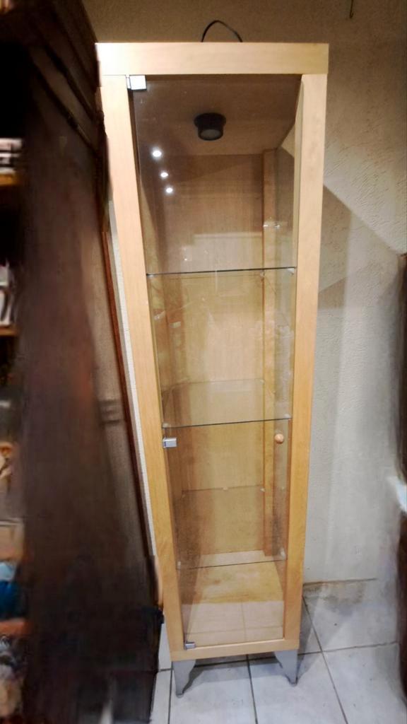 Vitrinekast met 3 glasplaten en grijze artistieke pootjes, Huis en Inrichting, Kasten | Vitrinekasten, Gebruikt, 150 tot 200 cm