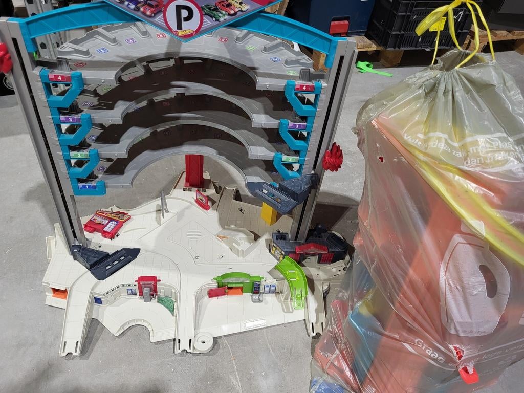 Hotwheels garage met veel toebehoren 2 stuks booster, Kinderen en Baby's, Speelgoed | Racebanen, Gebruikt, Onderdelen, Ophalen of Verzenden