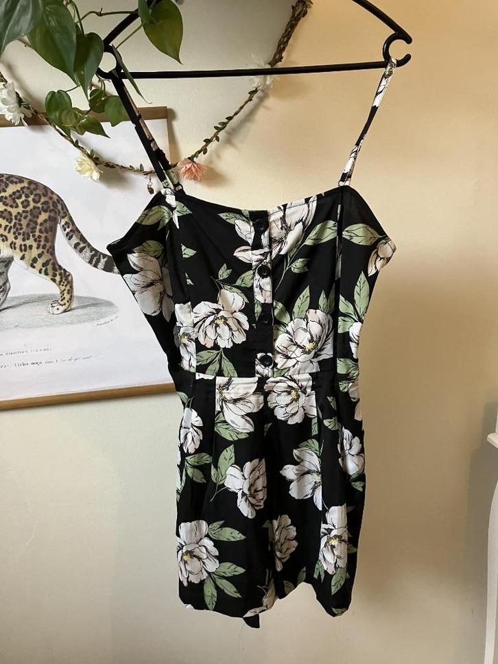 Influence zwarte playsuit witte bloemen dunne stof maat M, Kleding | Dames, Jumpsuits, Zo goed als nieuw, Maat 38/40 (M), Zwart