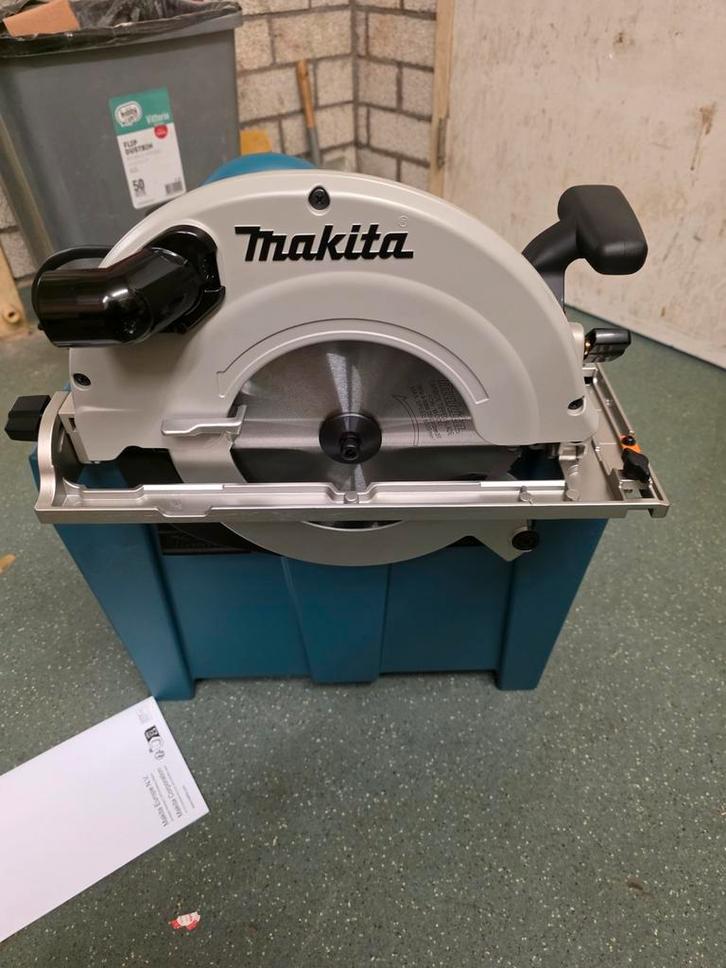 Makita 5903RK cirkelzaag – Nieuw, Doe-het-zelf en Verbouw, Gereedschap | Zaagmachines, Nieuw, Cirkelzaag, 1200 watt of meer, 30 tot 70 mm