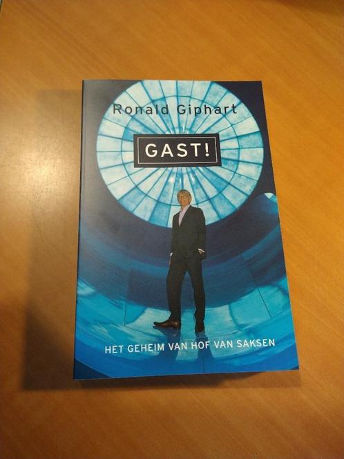 Giphart, Ronald. Gast. Het geheim van Hof van Saksen, Boeken, Geschiedenis | Stad en Regio, Zo goed als nieuw, 20e eeuw of later