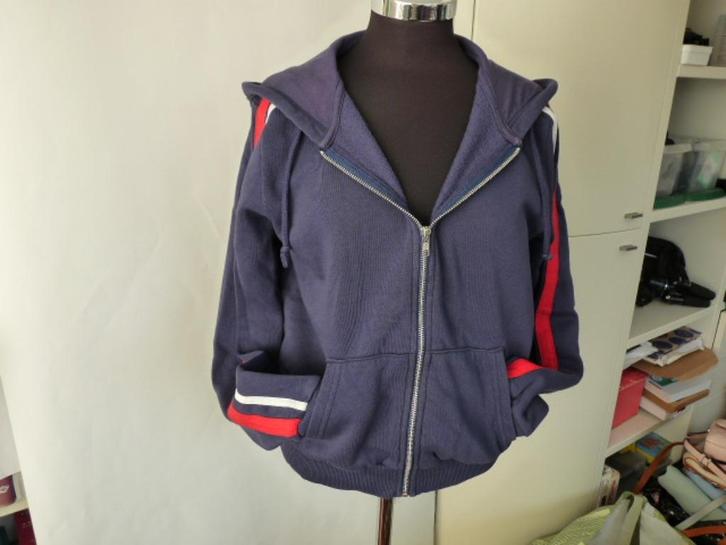 Sportief blauw vest met rood-witte streep, Divided, mt S, Kleding | Dames, Truien en Vesten, Zo goed als nieuw, Maat 36 (S), Blauw
