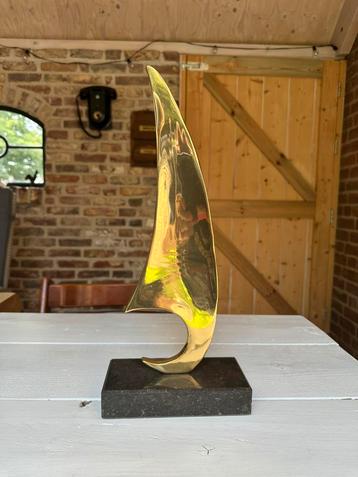 Sculptuur, geelkoper op natuurstenen voet beschikbaar voor biedingen