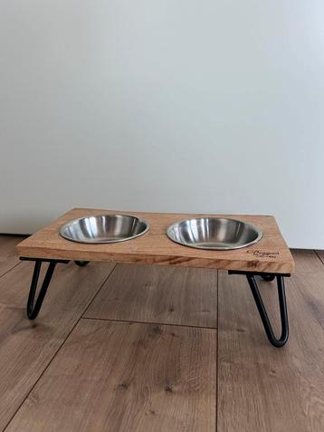 Voerbak voor de hond of kat Designed by Lotte hout/metaal beschikbaar voor biedingen