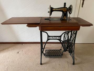 Antiek vintage Singer naaimachine op tafel beschikbaar voor biedingen