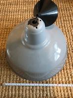 Grijze emaile hanglamp (industriële inrichting), Huis en Inrichting, Lampen | Hanglampen, Gebruikt, Ophalen of Verzenden, Metaal