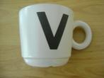 Hema mok letter V, Huis en Inrichting, Keuken | Servies, Ophalen of Verzenden, Zo goed als nieuw, Overige stijlen, Kop(pen) en/of Schotel(s)