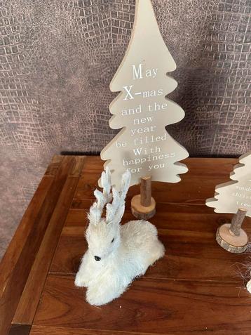 Twee kerstboompjes met tekst en twee beestjes beschikbaar voor biedingen