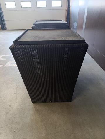 2 Borek plantenbakken met afdekplaat 80x80x100cm beschikbaar voor biedingen