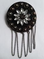 Zwarte 90's broche met kettinkjes en steentjes, 10 cm of meer, Overige materialen, Gebruikt, Zwart