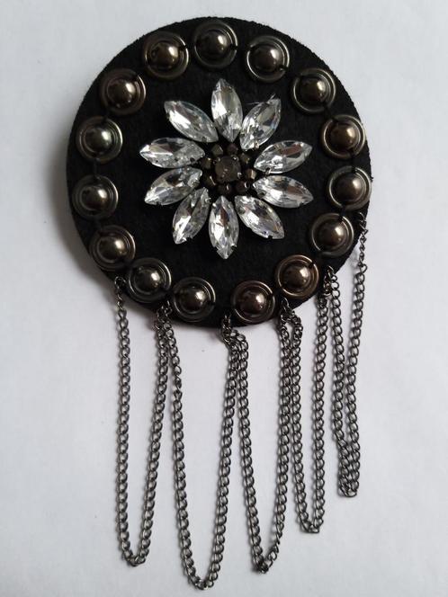 Zwarte 90's broche met kettinkjes en steentjes, Sieraden, Tassen en Uiterlijk, Broches, Gebruikt, Overige materialen, Zwart, 10 cm of meer