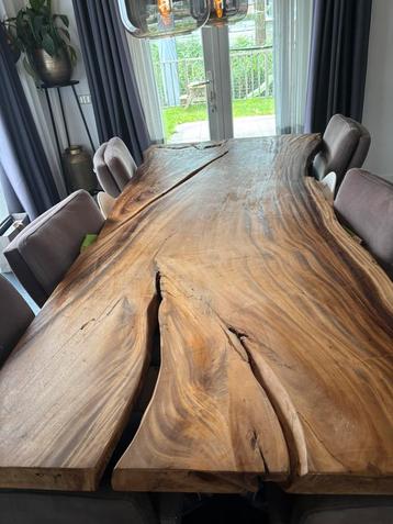 Massief houten tafel beschikbaar voor biedingen