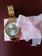 DAMES HORLOGE QUARZ EN EEN ARMBAND MET LOVE EROP GLOEDNIEUW., Overige merken, Overige materialen, Polshorloge, Overige materialen