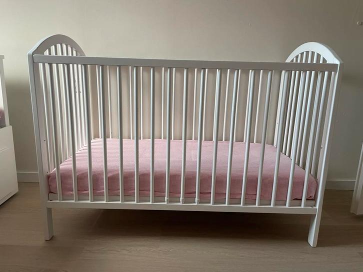 Wit houten ledikant met matras, Kinderen en Baby's, Babywiegjes en Ledikanten, Zo goed als nieuw, Ledikant, Ophalen