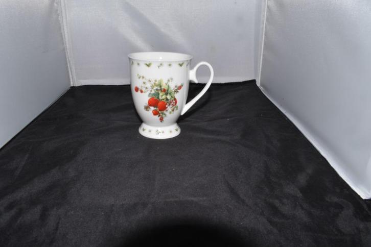 Oorbeker Aardbeien Helga Mataré servies, Huis en Inrichting, Keuken | Servies, Nieuw, Overige typen, Overige stijlen, Overige materialen