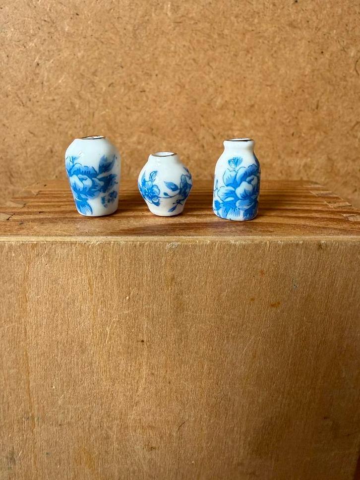 3x vaasje - 1.6 en 2cm hoog - porselein, Verzamelen, Poppenhuizen en Toebehoren, Zo goed als nieuw, Poppenhuis, Ophalen of Verzenden