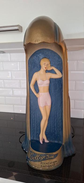Oude reclamelamp Pin-up Girl beschikbaar voor biedingen