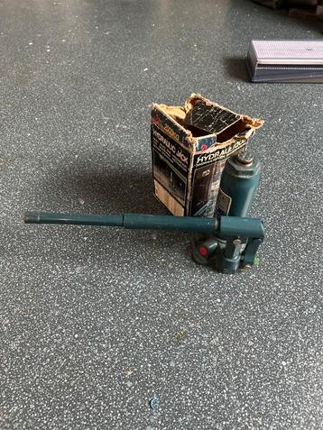 Hydraulische Potkrik 2000kg beschikbaar voor biedingen