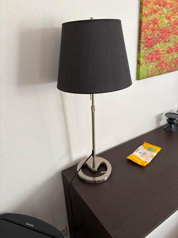 Moderne Tafellamp met Zwarte Kap beschikbaar voor biedingen