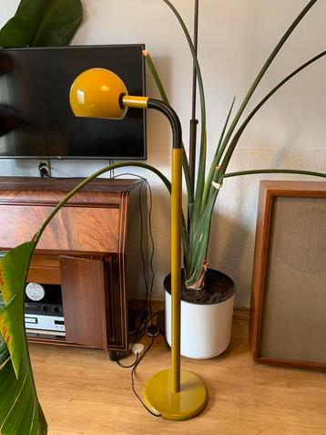 Vintage anvia vloerlamp okergeel beschikbaar voor biedingen
