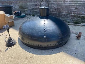 Grote metalen hanglamp beschikbaar voor biedingen