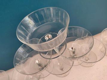6 Vintage gegraveerde likeur glaasjes coupes op voet. beschikbaar voor biedingen