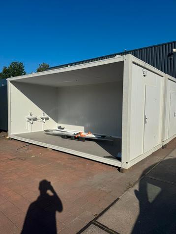 Te koop, nieuwe kleed met toilet units 7,5 x 6 M beschikbaar voor biedingen