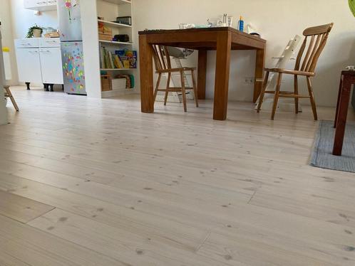 Massief grenen vloer whitewash 30 (of 40) m2 met plinten., Doe-het-zelf en Verbouw, Vloerdelen en Plavuizen, Gebruikt, Vloerdelen of -planken