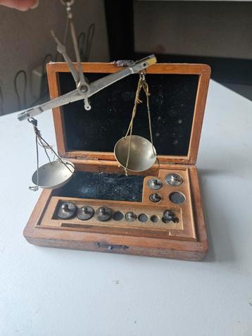 Antieke Balans met Gewichten in Houten Kist beschikbaar voor biedingen