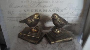2 vogels op boeken oud goud beschikbaar voor biedingen