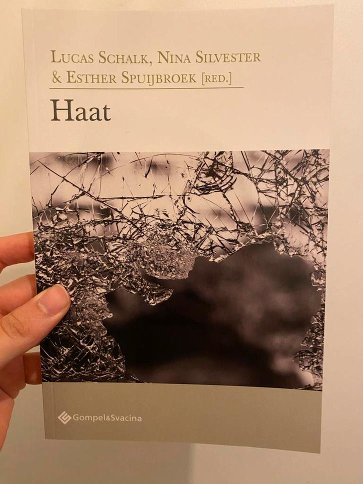 Haat - Lucas Schalk, Nina Silvester & Esther Spuijbroek, Boeken, Romans, Zo goed als nieuw, Nederland, Ophalen of Verzenden