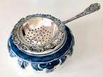 Verzilverd theezeefje op Delfts Blauw lekbakje, Antiek en Kunst, Antiek | Goud en Zilver, Ophalen of Verzenden