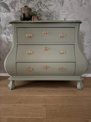 Vintage Groene Buikkast met Gouden Details beschikbaar voor biedingen
