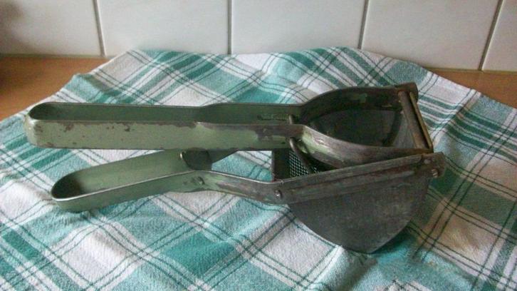 Antieke aardappelpers / pureeknijper, Antiek en Kunst, Antiek | Gereedschap en Instrumenten, Ophalen of Verzenden