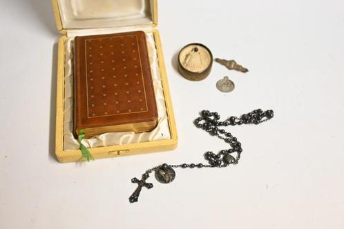 lot boekje in kistje rozenkrans meerschuim mariaspeld, Verzamelen, Religie, Gebruikt, Overige typen, Ophalen of Verzenden