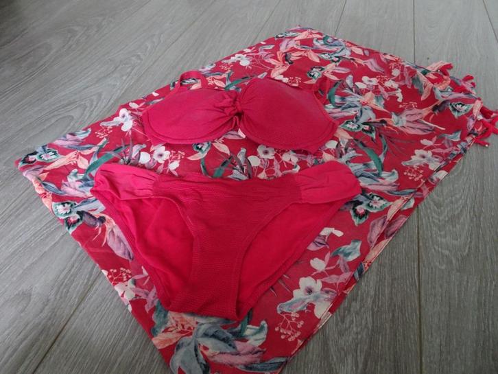 Rode bikini 85E M Hunkemöller met pareo, Kleding | Dames, Badmode en Zwemkleding, Gedragen, Bikini, Rood, Ophalen of Verzenden