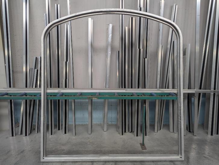 Aluminium kozijn (getoogd-korfboog) - 2350x2404 - RAL keuze, Doe-het-zelf en Verbouw, Kozijnen en Schuifpuien, Nieuw, Raamkozijn