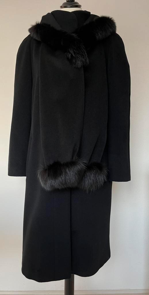 Delmod elegante zwarte wollen mantel maat 42/44, Kleding | Dames, Jassen | Winter, Zo goed als nieuw, Maat 42/44 (L), Zwart, Ophalen of Verzenden