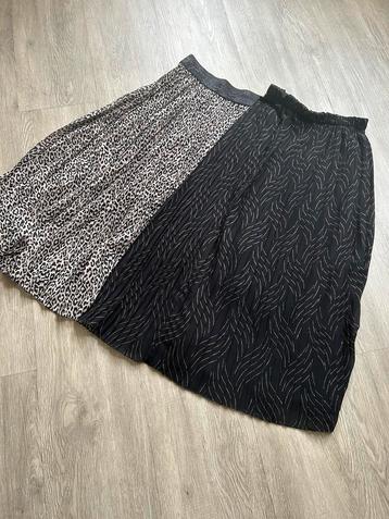Plissérokken € 12,50 p/st. 2 samen voor € 20,- beschikbaar voor biedingen