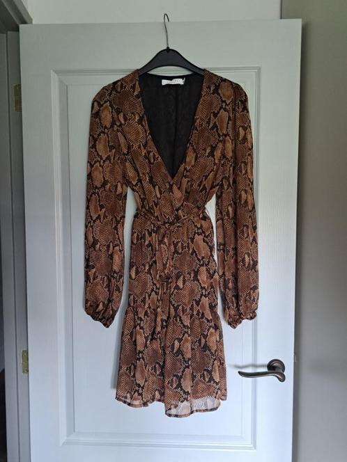 Super leuke bruine jurk van Costes Studio, maat M., Kleding | Dames, Jurken, Zo goed als nieuw, Maat 38/40 (M), Bruin, Boven de knie