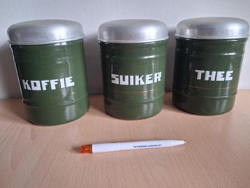 3 groen geemailleerde koffie, thee en suiker bussen uit 1953 beschikbaar voor biedingen