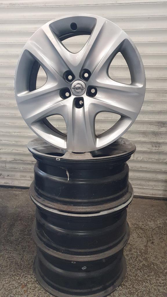 17"Originel Stalen Velgen  met wieldoppen Astra J  5x105, Auto-onderdelen, Banden en Velgen, Velg(en), Zomerbanden, 17 inch, 225 mm