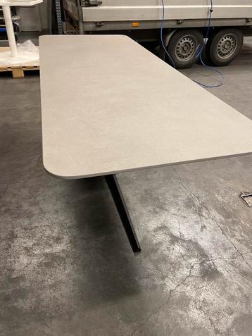 Nieuw keramische eettafel beschikbaar voor biedingen